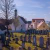 Blick auf das jüdische Ensemble Buttenwiesen (Friedhof, Synagoge, Mikwe), das in dem Kinderbuch „Das Geheimnis von Buttenwiesen“ von Peter Dempf eine wichtige Rolle spielt.