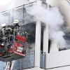 Eine Wohnung brannte am Sonntag in Meringer Unterfeld komplett aus. Mit einem Großaufgebot waren die Feuerwehren aus Mering und Merching vor Ort.