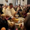 Zur Tauferneuerung versammelte Bischof Gregor Maria Hanke die Kinder um den neu platzierten Taufstein im Dom.