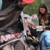 Fans legten Blumen und Briefe nieder und hielten Ballons.