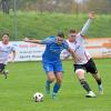 Duell der Torjäger: Tarik Music (am Ball) brachte den TSV Ziemetshausen in Führung, Benedikt Ost verpasste auf der anderen Seite des Spielfeldes die große Chance zum 2:1 für den VfR Jettingen.