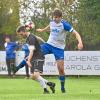 Keine Chance hatten Jan Halank (rechts) und der SV Bonstetten bei der 0:5-Klatsche im Holzwinkelderby gegen die SG Adelsried/Welden (links Maximilian Surrer).