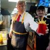 Schick in Schürze: Trump hat sein Jackett gegen die Arbeitskleidung bei McDonald's eingetauscht.