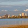 Verschneite Berge im Hintergrund: die Skyline von Anchorage.