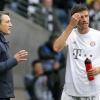 Niko Kovac (l) würde rückblickend anders mit Thomas Müller umgehen.