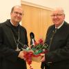 Der KEB-Vorsitzende Bernhard Ledermann (rechts) hatte für Abtpräses Jeremias Schröder nicht nur Blumen als Geschenk - auch ein Krankenhaus wird von Bad Wörishofen aus unterstützt.