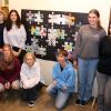 Beim Kunstprojekt der Mindelheimer Schulen gewann die Maria-Ward-Realschule, hier mit Kunstlehrerin Christine Arlt (links) und Schulleiterin Sybille Gerner (rechts), den ersten Preis.