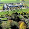 Ein Grünstreifen, der bald keiner mehr ist? Zwischen Friedhof und Mittelschule in der Römerallee in Königsbrunn könnten mehrere Wohngebäude gebaut werden.