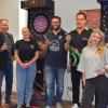 Die Spende der beiden Betriebssportmannschaften Dart Schüco Wertingen und DC Hackstock Wertingen in Höhe von 900 Euro freute viele: (von links) Willy Lehmeier,  Julia Däubler, sowie Leonie Bürkner, Vizevorsitzende des Jugendtreff Wertingen,und dessen Schriftführer Emirhan Meral. (Nicht im Bild Vorsitzender des Jugendtreffs, Marco Wenzl sowie Jugendhausleiter Tobias Kolb). 