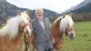 Kutscher Christoph Brutscher mit seinen zwei Haflingern Kasandra und Kordana. Die Pflege ihrer blonden Mähnen nimmt viel Zeit in Anspruch. Kutscher Christoph Brutscher mit seinen zwei Haflingern Kasandra und Kordana. Die Pflege ihrer blonden Mähnen nimmt viel Zeit in Anspruch.