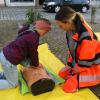 Auch die Jüngsten übten sich in der Wiederbelebung. In Aichach vor dem Rathaus zeigte Sanitäterin Sophie Heizer (rechts), wie Herzdruckmassage und Mund-zu-Mund-Beatmung funktionieren. 