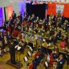 Zusammen mit der Bläserklasse 6e der Konradin-Realschule Friedberg (dunkelgrüne T-Shirts) spielte die Stadtkapelle Friedberg „When The Saints Go Marching In“