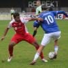 Mathias Sedlmeier (rotes Trikot)  und seine Mitspieler beim SV Raisting waren in der zweiten Halbzeit deutlich präsenter in den Zweikämpfen.