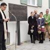 Pfarrer Thomas Rein weihte die Bronze-Gedenktafel ein. Links Schirmherr Baron Franziskus von Gumppenberg und Bürgermeister Mirko Ketz.