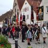 Von den Vereinen der Gemeinde waren viele Fahnenträger zum Marktplatz gekommen. 