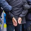 Ein betrunkener 44-Jähriger, der nach einem Autounfall in Augsburg auf Polizeibeamte losging, landete im Gefängnis.