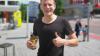 Der 20-jährige Felix ist seit vier Jahren mit seiner Holden zusammen und kennt sich daher in der Flirtszene nicht wirklich aus. Er denkt aber, dass man mit Komplimenten ganz gut fahren würde, wie zum Beispiel: „Dein Lächeln gefällt mir!“ Eine andere Möglichkeit, Blicke auf sich zu ziehen, wäre nach seinen Fußballspielen: „Einfach das Trikot ausziehen und den Girls auf der Tribüne meinen Adonis-Körper zeigen.“