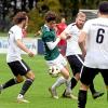 Eine enge Kiste war das Derby zwischen dem TSV Dinkelscherben und dem FC Horgau. Hier bearbeiten Alexander Bäuerle, Julian Kugelbrey und Felix Klingenstein den Horgauer Valentin Blochum.