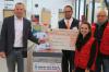 2017 konnten fast 10.000 Euro an Humedica übergeben werden. Andreas Loritz vom Airport, Fritz Niederwald vom V-Markt sowie die Humedica-Mitarbeiter Esther Schwan und Edwin Nägele bei der Scheckübergabe am Flughafen.