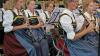 Und nei in den Bach! Über 1.000 Memminger Männer und Burschen sind am Samstag punkt 8 Uhr in den Stadtbach gejuckt. Wir zeigen Dir die Bilder!