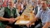 Und nei in den Bach! Über 1.000 Memminger Männer und Burschen sind am Samstag punkt 8 Uhr in den Stadtbach gejuckt. Wir zeigen Dir die Bilder!