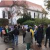 Begrüßung an der Kirche, auf der Treppe von rechts: Martina Bauer, Henrike Paede, MdL Markus Büchler