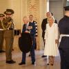 Charles und Camilla haben ihren Besuch in Canberra mit einer Kranzniederlegung begonnen.