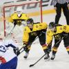 Vor 2.000 Zuschauern bejubelte die deutsche U20-Eishockey-Nationalmannschaft in Füssen den Aufstieg in die A-Division. Unser Fotograf Bene Siegert war mittendrin.