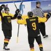 Vor 2.000 Zuschauern bejubelte die deutsche U20-Eishockey-Nationalmannschaft in Füssen den Aufstieg in die A-Division. Unser Fotograf Bene Siegert war mittendrin.