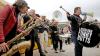 Am Samstag fiel in der Innenstadt (trotz durchwachsenem Wetter) der Startschuss zum 35. Kemptener Jazzfrühling – wie gewohnt begeisterten ab Mittag etliche Bands in Kemptens Innenstadt und auf dem Rathausplatz die Besucher und Passanten.