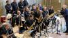 Am Samstag fiel in der Innenstadt (trotz durchwachsenem Wetter) der Startschuss zum 35. Kemptener Jazzfrühling – wie gewohnt begeisterten ab Mittag etliche Bands in Kemptens Innenstadt und auf dem Rathausplatz die Besucher und Passanten.