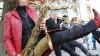 Am Samstag fiel in der Innenstadt (trotz durchwachsenem Wetter) der Startschuss zum 35. Kemptener Jazzfrühling – wie gewohnt begeisterten ab Mittag etliche Bands in Kemptens Innenstadt und auf dem Rathausplatz die Besucher und Passanten.