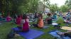 Wow! Rund 120 Yoga-Begeisterte kamen in Memmingen zum Auftakt des AZ-Yogasommers mit Trainerin Nadja Ehlert.