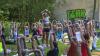 Wow! Rund 120 Yoga-Begeisterte kamen in Memmingen zum Auftakt des AZ-Yogasommers mit Trainerin Nadja Ehlert.