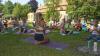 Wow! Rund 120 Yoga-Begeisterte kamen in Memmingen zum Auftakt des AZ-Yogasommers mit Trainerin Nadja Ehlert.