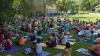 Wow! Rund 120 Yoga-Begeisterte kamen in Memmingen zum Auftakt des AZ-Yogasommers mit Trainerin Nadja Ehlert.