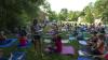 Wow! Rund 120 Yoga-Begeisterte kamen in Memmingen zum Auftakt des AZ-Yogasommers mit Trainerin Nadja Ehlert.