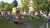 Wow! Rund 120 Yoga-Begeisterte kamen in Memmingen zum Auftakt des AZ-Yogasommers mit Trainerin Nadja Ehlert.