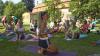 Wow! Rund 120 Yoga-Begeisterte kamen in Memmingen zum Auftakt des AZ-Yogasommers mit Trainerin Nadja Ehlert.