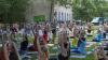 Wow! Rund 120 Yoga-Begeisterte kamen in Memmingen zum Auftakt des AZ-Yogasommers mit Trainerin Nadja Ehlert.