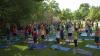Wow! Rund 120 Yoga-Begeisterte kamen in Memmingen zum Auftakt des AZ-Yogasommers mit Trainerin Nadja Ehlert.