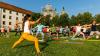 Ein Weg, sich selbst kennen zu lernen... So beschreibt Katja Egli (39, vorne) Yoga, das sie mit den Teilnehmern des AZ-Yogasommers am Dienstag erstmalig im Kemptener Hofgarten übte.