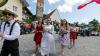 Blauer Himmel zum Höhepunkt: 82 Gruppen zogen am Sonntag zum Ausklang des Bezirkmusikfests 2019 durch Schrattenbach. Hier gibt's alle Fotos!