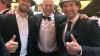 In memoriam „Xare“: Dennis Endras (links) und Patrick Reimer (rechts) freuen sich mit DEB-Präsident Franz Reindl über die Auszeichnung zur Mannschaft des Jahres. Als Geschenk gab es für alle Spieler der Eishockey-Nationalmannschaft den Xaver-Unsinn-Gedächtnis-Pepita-Hut.