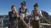Klischee? - Ach geh! Fürs Fernsehen durften die Gäste aus Japan natürlich auch noch Bekanntschaft mit einem Alphorn machen. Klischee? - Ach geh! Fürs Fernsehen durften die Gäste aus Japan natürlich auch noch Bekanntschaft mit einem Alphorn machen.