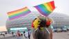 Die UEFA hat eine Regenbogen-Beleuchtung der Münchner EM-Arena untersagt - und das Gegenteil bewirkt. Institutionen, Unternehmen und Privatleute präsentieren sich am Mittwoch in bunter Optik. Bundesligastadien etwa in Berlin, Frankfurt, Düsseldorf, Köln, Wolfsburg und Augsburg erstrahlten in den bunten Farben. Wie in München wehten in vielen deutschen Städten Regenbogenflaggen vor Rathäusern und an öffentlichen Gebäuden. Die Flagge steht als Symbol für die sexuelle Gleichberechtigung von Menschen, die sich nicht mit dem traditionellen Rollenbild   identifizieren.