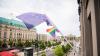 Die UEFA hat eine Regenbogen-Beleuchtung der Münchner EM-Arena untersagt - und das Gegenteil bewirkt. Institutionen, Unternehmen und Privatleute präsentieren sich am Mittwoch in bunter Optik. Bundesligastadien etwa in Berlin, Frankfurt, Düsseldorf, Köln, Wolfsburg und Augsburg erstrahlten in den bunten Farben. Wie in München wehten in vielen deutschen Städten Regenbogenflaggen vor Rathäusern und an öffentlichen Gebäuden. Die Flagge steht als Symbol für die sexuelle Gleichberechtigung von Menschen, die sich nicht mit dem traditionellen Rollenbild   identifizieren.