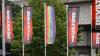 Die UEFA hat eine Regenbogen-Beleuchtung der Münchner EM-Arena untersagt - und das Gegenteil bewirkt. Institutionen, Unternehmen und Privatleute präsentieren sich am Mittwoch in bunter Optik. Bundesligastadien etwa in Berlin, Frankfurt, Düsseldorf, Köln, Wolfsburg und Augsburg erstrahlten in den bunten Farben. Wie in München wehten in vielen deutschen Städten Regenbogenflaggen vor Rathäusern und an öffentlichen Gebäuden. Die Flagge steht als Symbol für die sexuelle Gleichberechtigung von Menschen, die sich nicht mit dem traditionellen Rollenbild   identifizieren.