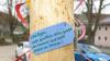 In Egg an der Günz gibt es 2021 einen "Maibaum zum Mitmachen" - Kinder und Erwachsene können in Eigenregie Wünsche daran festmachen.