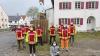 Mitglieder der Freiwilligen Feuerwehr Heimertingen haben den Maibaum im Ort am Freitag, 30. April, aufgestellt.